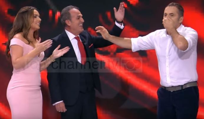 Moderatori Edi Manushi bën gafën e madhe në mes të emisionit të TCH me tenorin Kastriot Tusha