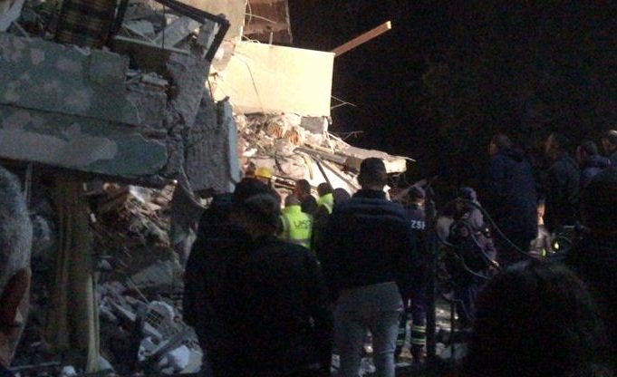 Bilancin e fundit zyrtarë: 24 të vdekur, 650 të lënduar dhe 45 të shpëtuar Bilancin e fundit zyrtarë: 24 të vdekur, 650 të lënduar dhe 45 të shpëtuar