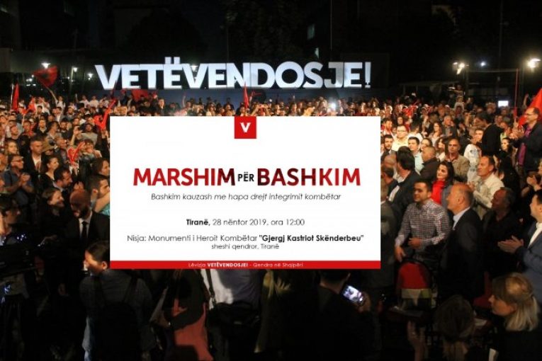 DETAJET/ 28 Nëntori i “marshimit vetëvendosës” në Shqipëri: Të pasosh “Demonstratën e bukës” në Korçë dhe Enver Hoxhën e 44-ës në Tiranë