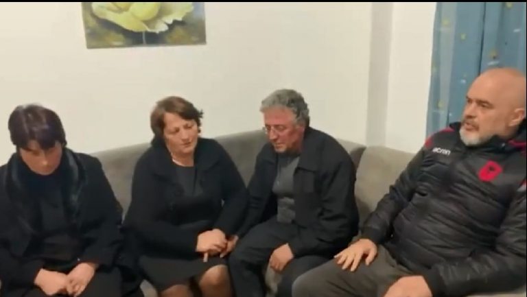 Tërmeti që la pasoja të frikshme, përlotet gazetari grek me familjen Lala: Mes dhimbjes na pyesnin nëse donim për të ngrënë Tërmeti që la pasoja të frikshme, përlotet gazetari grek me familjen Lala: Mes dhimbjes na pyesnin nëse donim për të ngrënë