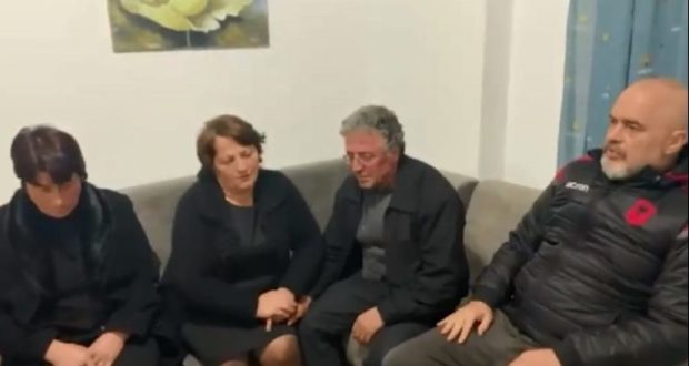 Humbën 9 persona: Anëtarët e familjes Lala zhvendosen në Tiranë! Rama i shoqëron në shtëpinë e re (Video) Humbën 9 persona: Anëtarët e familjes Lala zhvendosen në Tiranë! Rama i shoqëron në shtëpinë e re (Video)