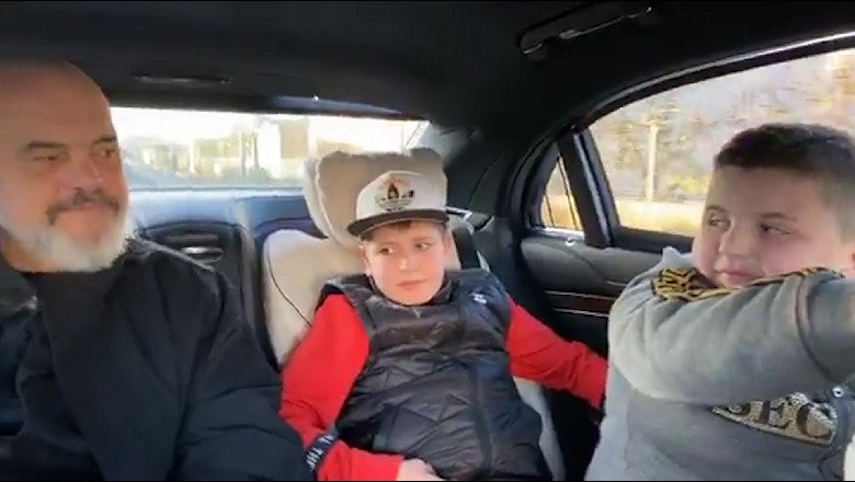 Alesio dhe Aureli nisin ditën e parë të mësimit në shkollën e re në Kamëz, Rama i shoqëron: Do t’ju ndjek deri në fund!