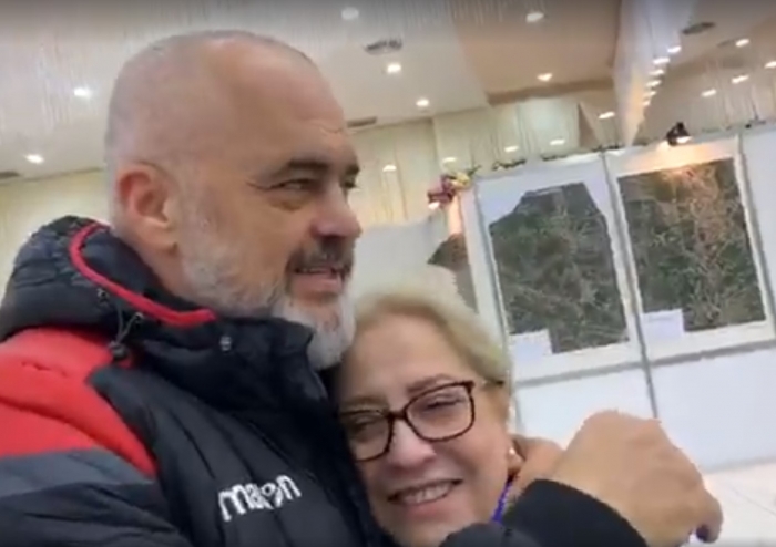 Video/ Rama përqafime të ngrohta me ish-ministren: “Ku je moj më e mira në botë, ditë-natë nuk të ndihet zëri”! Video/ Rama përqafime të ngrohta me ish-ministren: “Ku je moj më e mira në botë, ditë-natë nuk të ndihet zëri”!