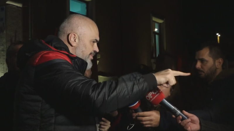 VIDEO/ Qytetari i kërkon Ramës që të marrë me vete në hotel… edhe qenin: Të paktën s’është si ata analistët që bëjnë ham ham