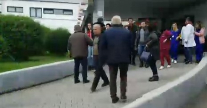 Rama nuk përmbahet ndaj mediave: Qytetarja nxori babanë nga spitali i Durrësit se pa në TV se do shembej spitali…i vdes rrugës