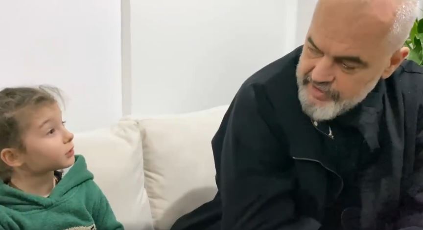 Vajza e vogël e familjes Greku e zë ngushtë Ramën: Çfarë mendon Zoti për ty? A po bën sa duhet si Kryeministër?! Vajza e vogël e familjes Greku e zë ngushtë Ramën: Çfarë mendon Zoti për ty? A po bën sa duhet si Kryeministër?!