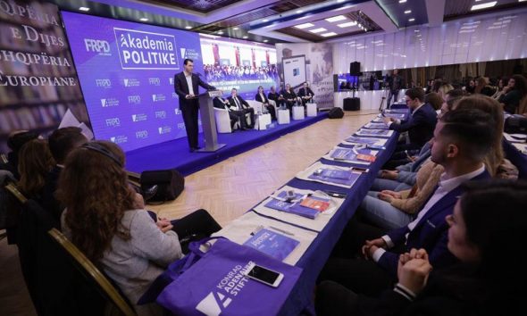 “Gjynah për Shqipërinë me horrat e qorrat që iu ndjekin nga pas”! Demokratët i tregojnë vendin Bashës “Gjynah për Shqipërinë me horrat e qorrat që iu ndjekin nga pas”! Demokratët i tregojnë vendin Bashës