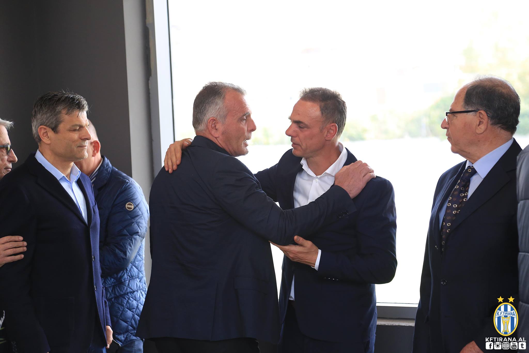 Agustin Kola: Tironsit janë të butë, erdhën këta “jabanxhinjtë” nga rrethet dhe e bënë rrëmujë kreyeqytetin. Kush ua hapi derën?! Agustin Kola: Tironsit janë të butë, erdhën këta “jabanxhinjtë” nga rrethet dhe e bënë rrëmujë kreyeqytetin. Kush ua hapi derën?!