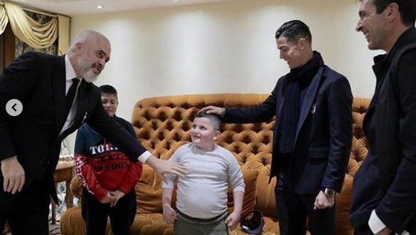 Rama i shpreh Bufonit në emër të shqiptarëve atë që ndjen vetë: “Juventusi është besim fetar në Shqipëri dhe ti je Papa”! Rama i shpreh Bufonit në emër të shqiptarëve atë që ndjen vetë: “Juventusi është besim fetar në Shqipëri dhe ti je Papa”!