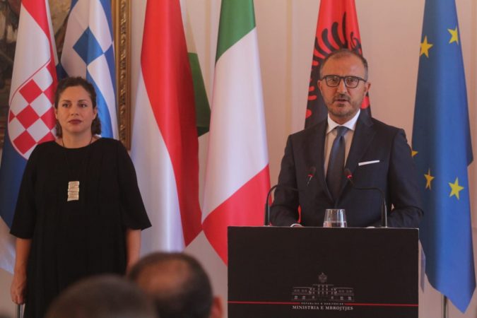 “Tërmeti ishte me përmasa apokaliptike! Miku i mirë njihet në kohë të vështira”, Xhaçka: Mes zisë dhe dhimbjes kjo është e vetmja gjë e bukur që të jep shpresë “Tërmeti ishte me përmasa apokaliptike! Miku i mirë njihet në kohë të vështira”, Xhaçka: Mes zisë dhe dhimbjes kjo është e vetmja gjë e bukur që të jep shpresë