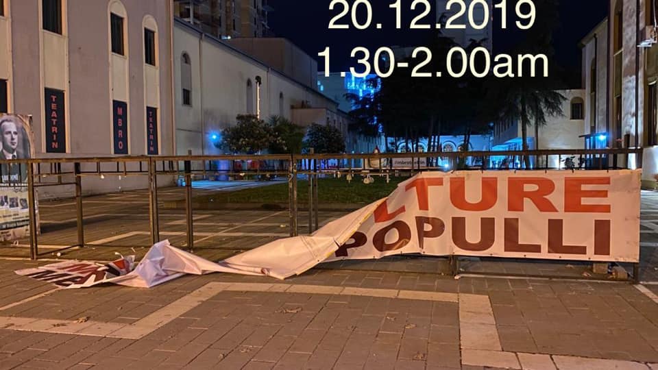 Kllounet që mbrojnë muzeun e artit komunist, vetëquhen aktor… krijojnë versionin “Babole” për krimin ndaj aktorit Laert Vasili: “Një person që hiqet si aktor gris banderolat në 2 pas mesnate”! Kllounet që mbrojnë muzeun e artit komunist, vetëquhen aktor… krijojnë versionin “Babole” për krimin ndaj aktorit Laert Vasili: “Një person që hiqet si aktor gris banderolat në 2 pas mesnate”!