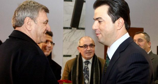 Agron Duka del kundër Lulzim Bashës: Jam gati të bashkëpunoj me Ramën për Shijakun Agron Duka del kundër Lulzim Bashës: Jam gati të bashkëpunoj me Ramën për Shijakun