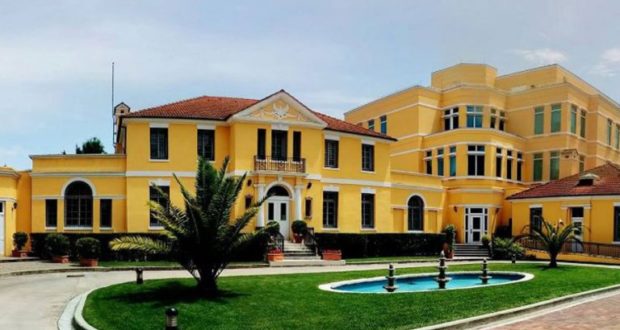 Ambasada e SHBA në Tiranë ju bën thirrje të gjithë qytetarëve amerikanë: “Shmangni daljen në bulevardin ku mbahet protesta sot..”