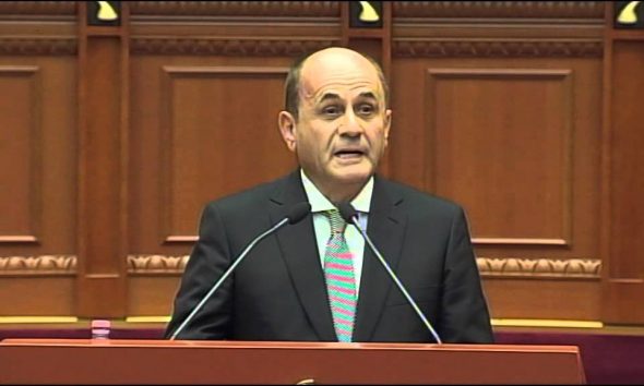 Ky vend me këto palaço në politik! Oligarku që denoncon oligarkët: Ish-deputeti miliarder “harron” pasurinë e tij dhe tallet me qytetarët Ky vend me këto palaço në politik! Oligarku që denoncon oligarkët: Ish-deputeti miliarder “harron” pasurinë e tij dhe tallet me qytetarët