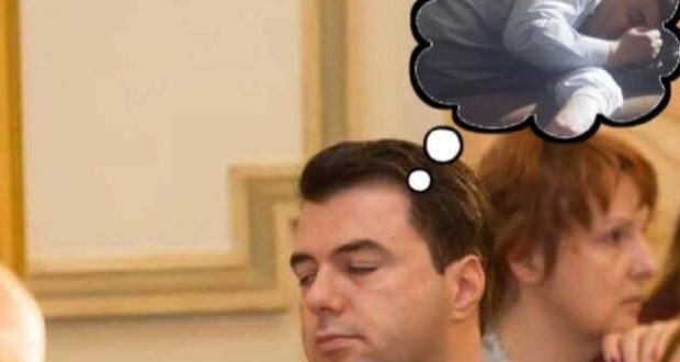 Rrjeti ironi me parrullën e protestës: “Mos ma prek gjumin, mos ma prek floririn, mos ma prek silikonin”! (Foto) Rrjeti ironi me parrullën e protestës: “Mos ma prek gjumin, mos ma prek floririn, mos ma prek silikonin”! (Foto)