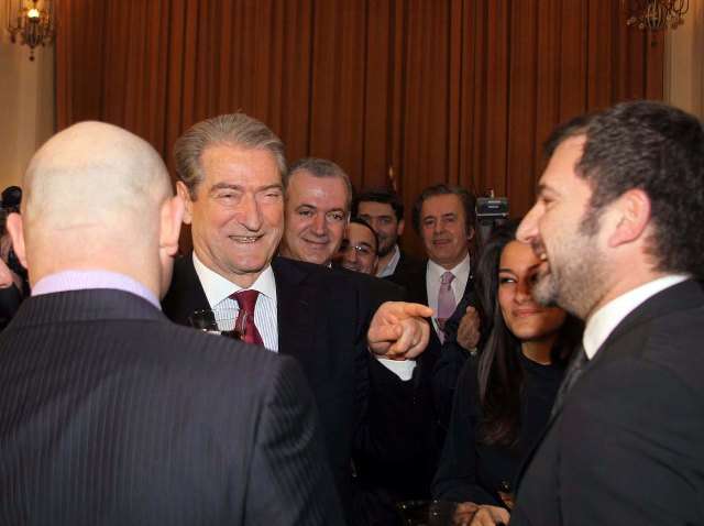 Shpifsi që do leje të shpif Bushati sherr me Pezën: Ke shit shpirtin dhe brekët! Gazetari i njohur: S i ti që hollon zëri… që ke dalë nga Blloku Shpifsi që do leje të shpif Bushati sherr me Pezën: Ke shit shpirtin dhe brekët! Gazetari i njohur: S i ti që hollon zëri… që ke dalë nga Blloku