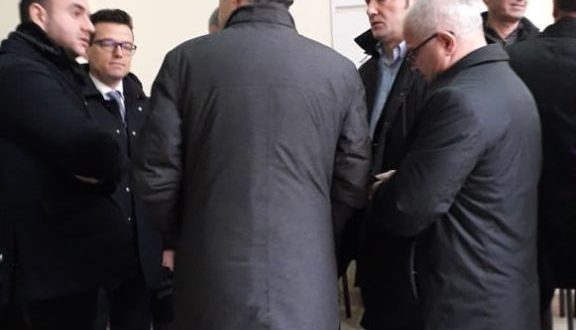 Ish – deputetët e PD bëhen “gardh” për të shpëtuar Salianjin, presion trupit gjykues para seancës Ish – deputetët e PD bëhen “gardh” për të shpëtuar Salianjin, presion trupit gjykues para seancës