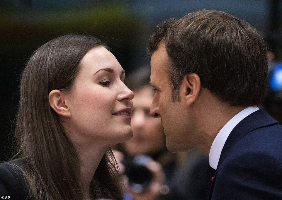Puthje dhe flirtim: Fotot e Emannuel Macron me kryeministren e re finlandeze bëjnë xhiron e rrjetit Puthje dhe flirtim: Fotot e Emannuel Macron me kryeministren e re finlandeze bëjnë xhiron e rrjetit