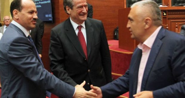 Mblidhuni në shesh të burrave “kokëlarë”, unë “kokëpalari” në rrezik! Mblidhuni në shesh të burrave “kokëlarë”, unë “kokëpalari” në rrezik!