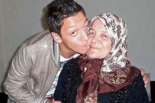 Letra e nënës që Mesut Ozil mban në mur: Nuk je biri im…