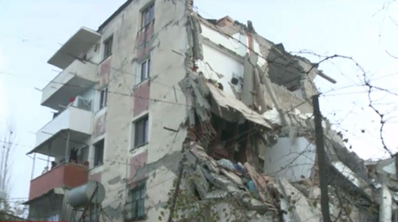 Nuk e dimë kush do ua thotë lajmin e zi! Humbën familjen nga tërmeti, por nuk dinë ende asgjë Nuk e dimë kush do ua thotë lajmin e zi! Humbën familjen nga tërmeti, por nuk dinë ende asgjë