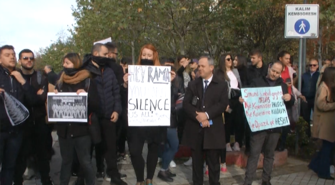 Me pankarta në duar dhe shalle të zinj, gazetarët protestë përpara Kuvendit (Çfarë po ndodh?) Me pankarta në duar dhe shalle të zinj, gazetarët protestë përpara Kuvendit (Çfarë po ndodh?)