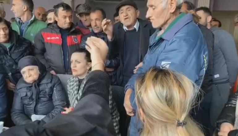“Demokratët e qelbur”… Rama shpërthen ndaj qytetarit në Laç: S’të vjen zor, ik largohu! (DEBATI I PLOTË) “Demokratët e qelbur”… Rama shpërthen ndaj qytetarit në Laç: S’të vjen zor, ik largohu! (DEBATI I PLOTË)