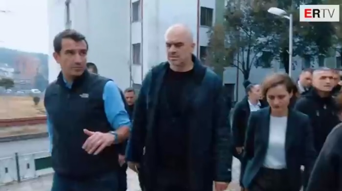 Pas shkallëve, Rama tjetër urdhër Veliajt…kryebashkiaku i përgjigjet me batutë Pas shkallëve, Rama tjetër urdhër Veliajt…kryebashkiaku i përgjigjet me batutë