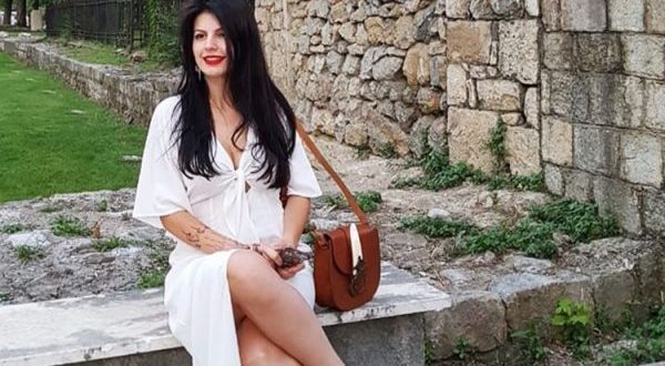 Braktisi burrin mekanik për Mark Frrokun: “Ka lezet nuse deputeti”! Fansat ngacmojnë Rudina Dembacajn Braktisi burrin mekanik për Mark Frrokun: “Ka lezet nuse deputeti”! Fansat ngacmojnë Rudina Dembacajn