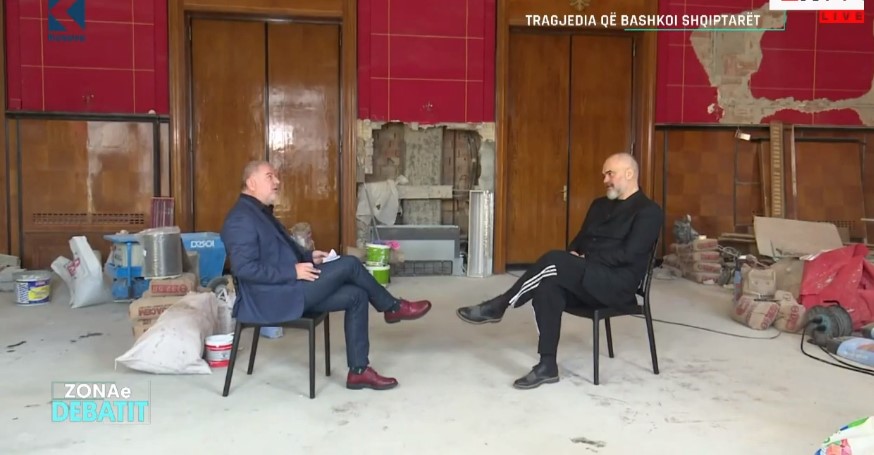 Nuk kishte ndodhur më parë! Rama jep intervistë në ‘rrënojat’ e Kryeministrisë dhe ka një mesazh të fortë (Foto) Nuk kishte ndodhur më parë! Rama jep intervistë në ‘rrënojat’ e Kryeministrisë dhe ka një mesazh të fortë (Foto)