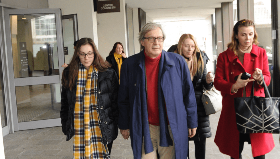 Historia e çuditshme e Albës, vajzës që u njoh prej babait të saj italian: Kush është vajza shqiptare e Vitorio Sgarbit që u shfaq në krah të Ramës?! Historia e çuditshme e Albës, vajzës që u njoh prej babait të saj italian: Kush është vajza shqiptare e Vitorio Sgarbit që u shfaq në krah të Ramës?!