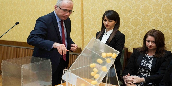 Ilir Meta rrezikon të fusë sot në kaos KED! Gati të penalizojë Dvoranin gjatë hedhjes së shortit Ja 2 pikat ku pritet të kapet presidenti! Ilir Meta rrezikon të fusë sot në kaos KED! Gati të penalizojë Dvoranin gjatë hedhjes së shortit Ja 2 pikat ku pritet të kapet presidenti!