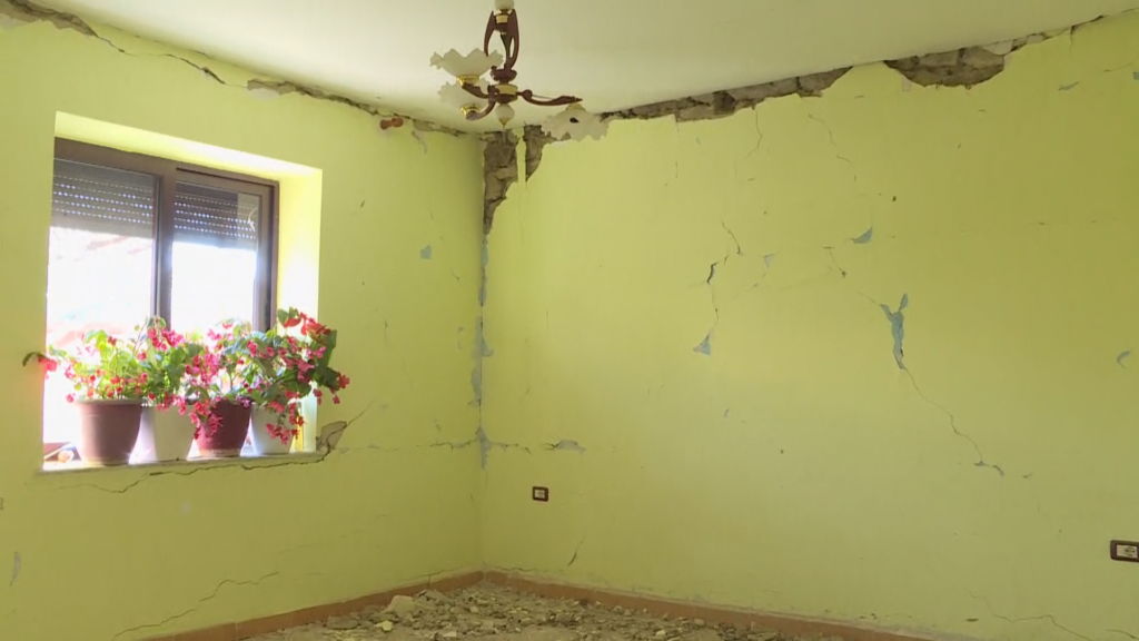 “Na e quajtën të banueshme godinën”: Çifti i moshuar shpëtoi sepse nuk mori parasysh këshillën e ekspertëve!