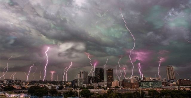 Stuhitë e fuqishme godasin SHBA-të, raportohet për të paktën 16 të vdekur Stuhitë e fuqishme godasin SHBA-të, raportohet për të paktën 16 të vdekur