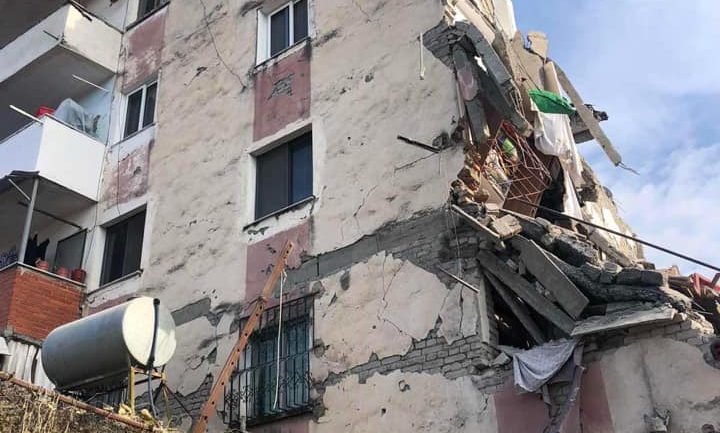 Inxhinieri rumun: Nuk kisha parë të çara të tilla nga tërmeti, duhet kontroll më i rreptë në ndërtime Inxhinieri rumun: Nuk kisha parë të çara të tilla nga tërmeti, duhet kontroll më i rreptë në ndërtime