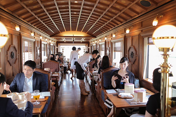 Brënda trenit më luksoz në botë: Të gjesh një biletë për të udhëtuar me të, është si të të bjerë llotaria! (Foto) Brënda trenit më luksoz në botë: Të gjesh një biletë për të udhëtuar me të, është si të të bjerë llotaria! (Foto)