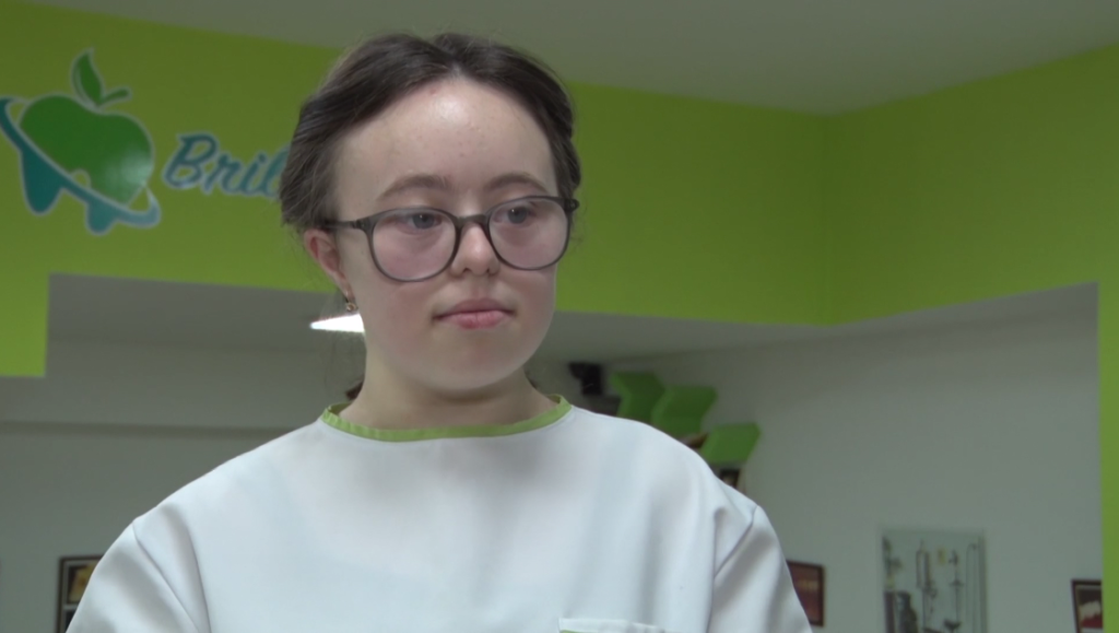 Vajza kosovare me sindromën “Down” dhuron pagën për të prekurit nga tërmeti Vajza kosovare me sindromën “Down” dhuron pagën për të prekurit nga tërmeti