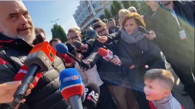 Vogëlushi i kishte ngulur sytë dhe po e dëgjonte me vëmendje, ja çfarë bëri Rama (Video)