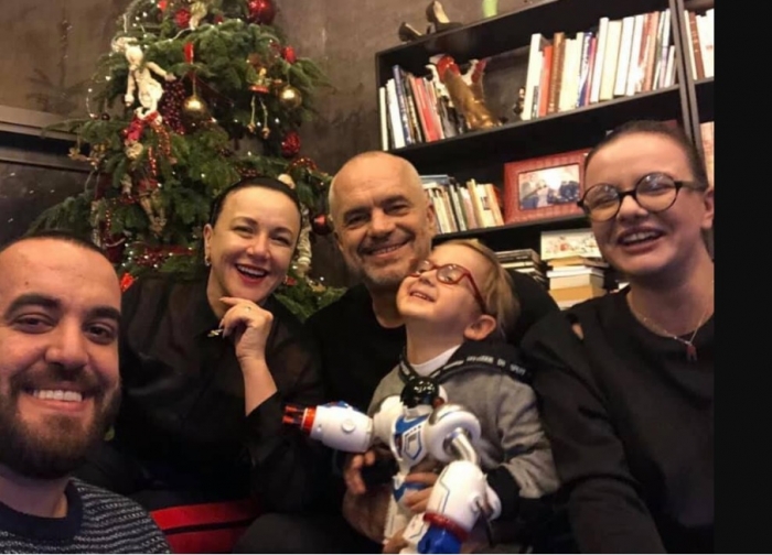 Gergu nxjerr foton e veçantë të festimit të vitit të ri nga familja Rama: Për aq sa mund ta kujtoj gjithmonë, kam… Gergu nxjerr foton e veçantë të festimit të vitit të ri nga familja Rama: Për aq sa mund ta kujtoj gjithmonë, kam…