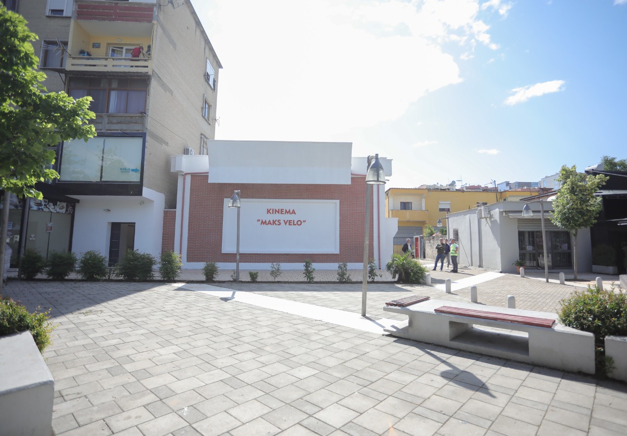 Përurohet kinemaja “Maks Velo” në Laprakë, e projektuar nga vetë arkitekti në vitet ‘70 Përurohet kinemaja “Maks Velo” në Laprakë, e projektuar nga vetë arkitekti në vitet ‘70