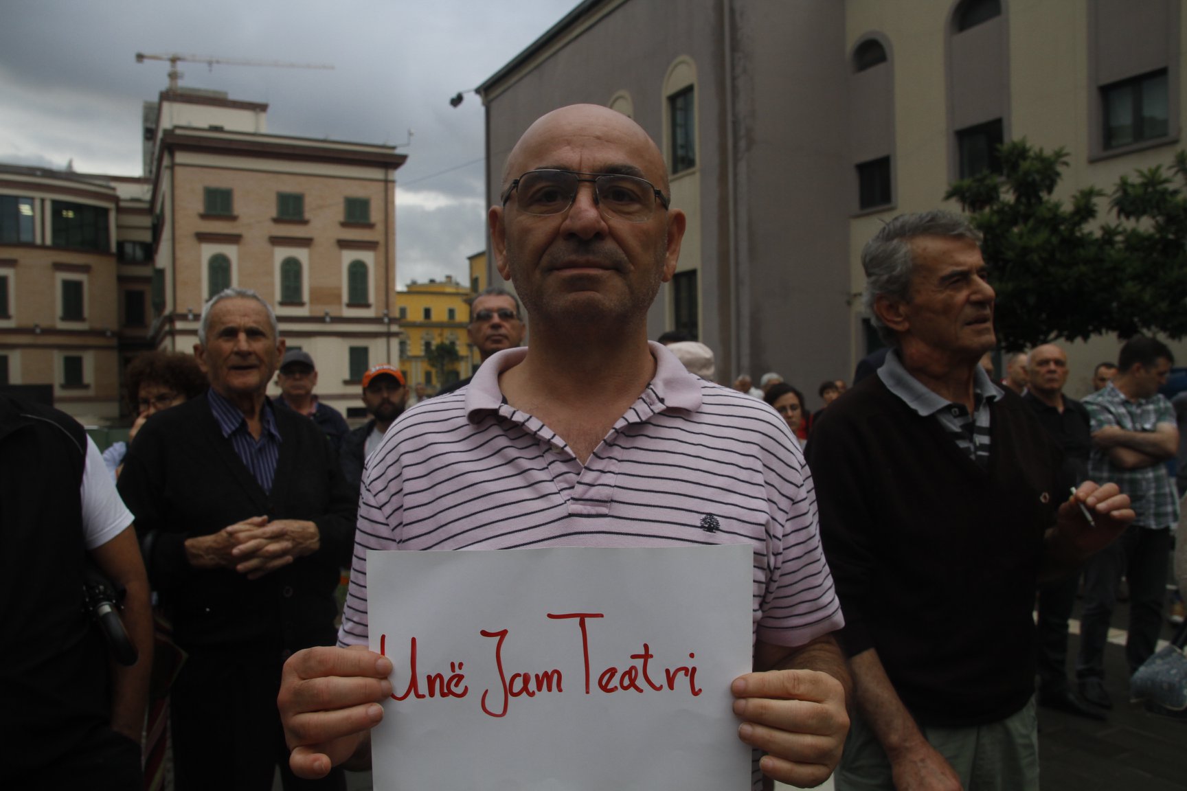 TEATRI: Për Robert Budinën që s’është Robert Ndrenika: Ç’nuk shkon te krerët e anti-prishjes