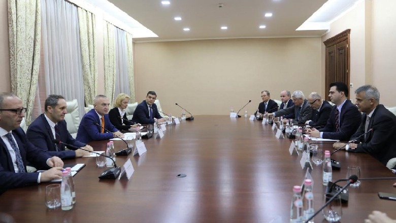 Presidenti në ikje dhe opozita e rrugës “grusht bashkuar”! I japin besën njëri tjetrit dhe s’thonë asgjë: Ja deklarata pas takimit!