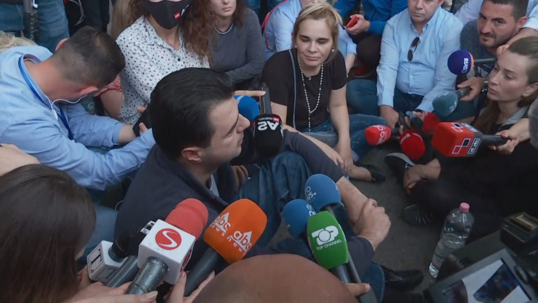 Çfarë mashtruesish! U betuan se nuk do shembej teatri, sot tallen me artistët: Betohen se… nuk do e lejojnë të ndërtohet! Çfarë mashtruesish! U betuan se nuk do shembej teatri, sot tallen me artistët: Betohen se… nuk do e lejojnë të ndërtohet!