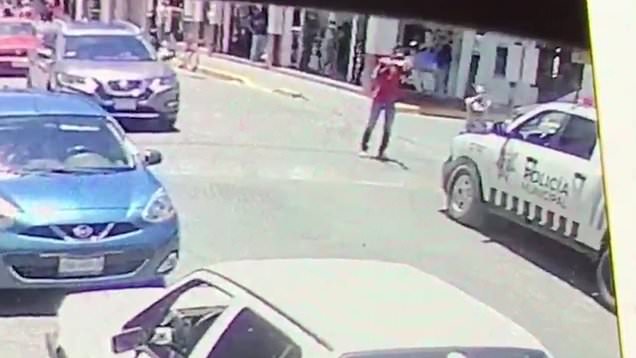 Momenti sh.okues i a.tentatit ndaj policisë në mes të rrugës (Video) Momenti sh.okues i a.tentatit ndaj policisë në mes të rrugës (Video)