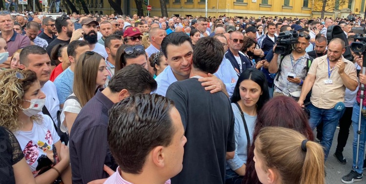 Kuksjanët e PD-së “lotët çurg” për Teatrin! Lehsi Liçaj i mallëngjen me qentë: S’ka lindur ai bir qeni që t’na mposhtë! Kuksjanët e PD-së “lotët çurg” për Teatrin! Lehsi Liçaj i mallëngjen me qentë: S’ka lindur ai bir qeni që t’na mposhtë!