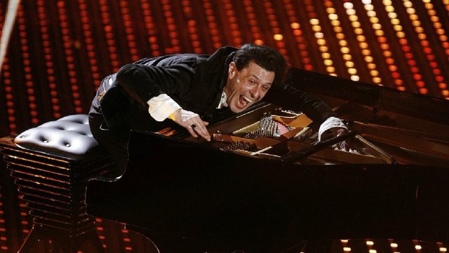 “Ju lutem mos më kërkoni që të luaj më, gishtat nuk më përgjigjen “! Ndahet nga jeta në moshën 48 vjeçare artisti i madh italian