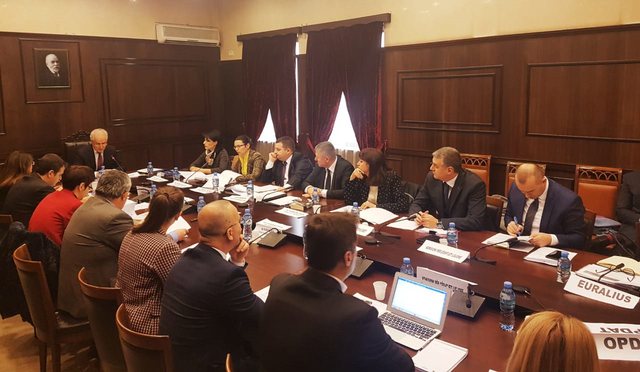 Raporti vjetor i KED nxjerr zbuluar Metën: Luftë për të kapur Kushtetuesen duke ndërhyrë vazhdimisht në zonën e ndaluar…në sistemin e drejtësisë Raporti vjetor i KED nxjerr zbuluar Metën: Luftë për të kapur Kushtetuesen duke ndërhyrë vazhdimisht në zonën e ndaluar…në sistemin e drejtësisë