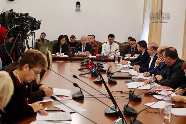 Kryeprokurori përplaset me ministrin e Brendshëm: Ndizen debatet për kryerjen e përgjimeve nga policia, deputetët socialistë kërkojnë rishikimin e draftit Kryeprokurori përplaset me ministrin e Brendshëm: Ndizen debatet për kryerjen e përgjimeve nga policia, deputetët socialistë kërkojnë rishikimin e draftit