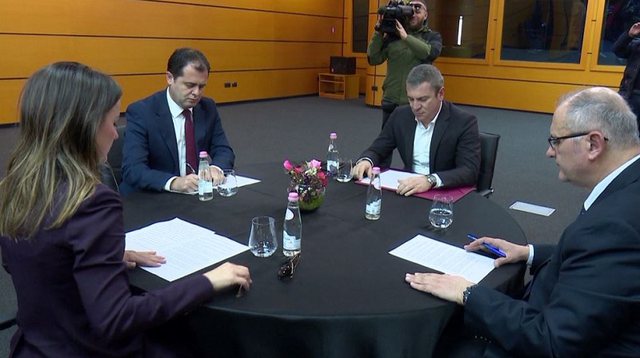 Tryeza e reformës zgjedhore, opozitë – maxhorancë bien dakord për datat e zgjedhjeve Tryeza e reformës zgjedhore, opozitë – maxhorancë bien dakord për datat e zgjedhjeve