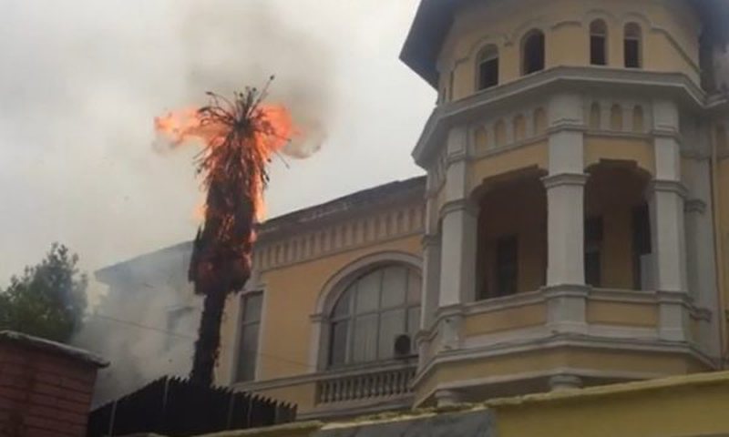 Zjarr te godina e ish-të përndjekurve në Tiranë